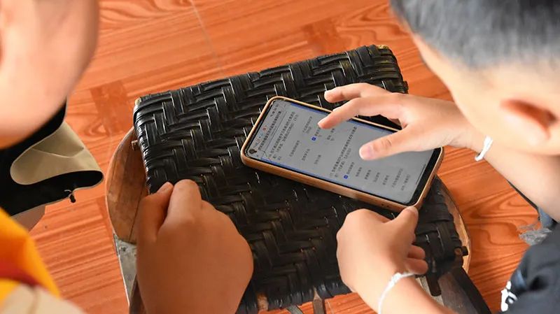 团队成员于村民家中调研